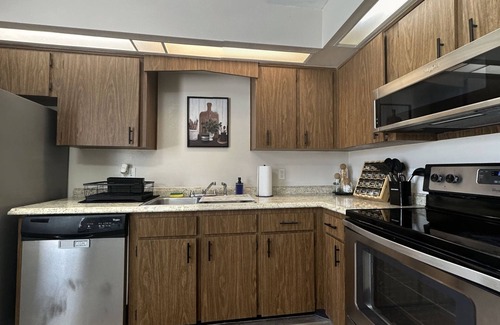 Dixieland House | LAKEFRONT HOME-PATIO/WASHER/DRYER/FULLY EQUIPPED-NEAR COLLEGE/SHOPS/MUSEUM/PARKS