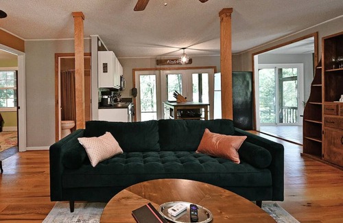 Pickens House | Lakefront Home w/Dock, Kayaks & Mountain Views - Big Rock Bungalow