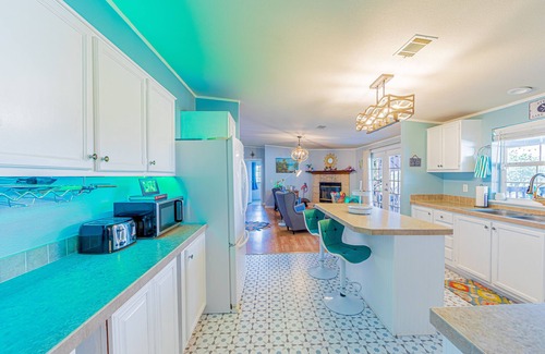 Dennis House | Lakefront Home with dock, 5 Kayaks! 3 miles to Granbury Square