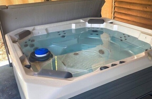 Kimberling City House | Lakefront! Hot Tub-Fire Pit, game room, paddle boards & canoe!