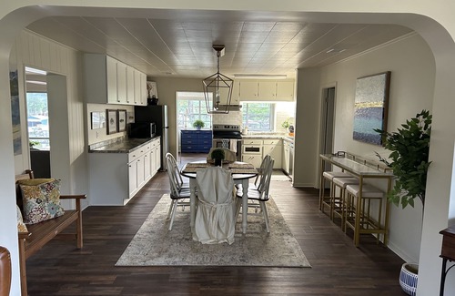 Warwick House | Lakefront House@Blackshear-.71acre 4BR: 6beds, 2futons. 3Bath. 2dens. 1849sqft.