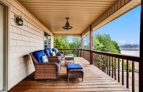 Dandridge House | Lakefront House by Staycating