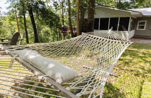 Almo Cottage | Lakefront, Jet ski, or Boat rentals and a hot tub!