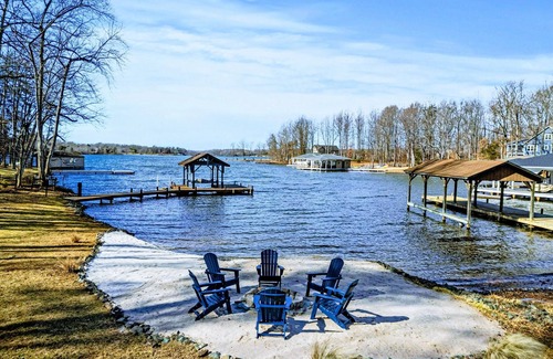 Bumpass House | Lakefront Lake Anna with Dock, Hot Tub, Game Room