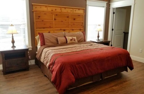 Branson West Cabin | Lakefront Lodge on Table Rock Short Commute to Branson & Shows 6bedrooms/4+baths