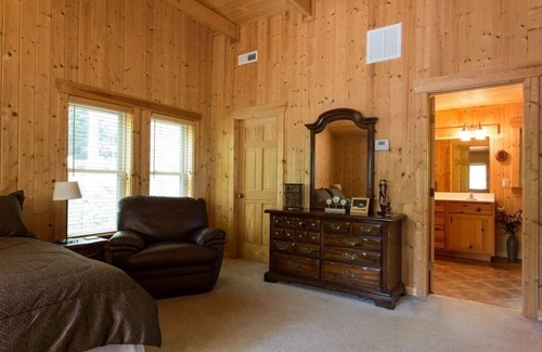 Mill Spring Cabin | Lakefront Melody by Carolina Properties - Lake Adger Lakefront, Canoe and Kayaks