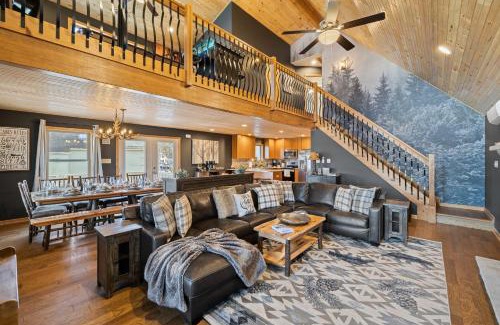 Albrightsville Ski Chalet | Lakefront Movie & Game Rooms Hot Tub Sauna etc