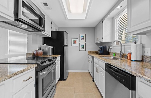 Mid America Condo | Lakefront on Hamilton! King Size Beds, Pool, Boat Slip & Gorgeous Sunsets!