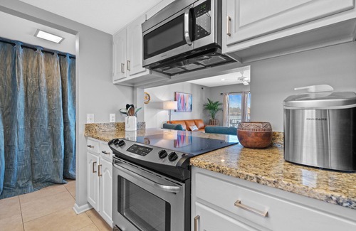 Mid America Condo | Lakefront on Hamilton! King Size Beds, Pool, Boat Slip & Gorgeous Sunsets!