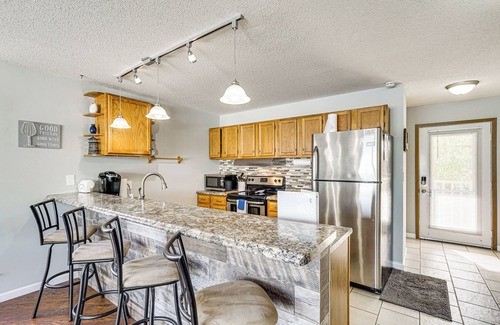 Osage Beach Condo | Lakefront Osage Beach Condo w/Balcony & Pool
