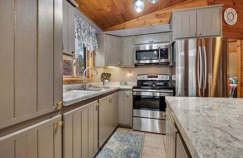 Spooner Cabin | Lakefront! Pine Cone Cottage on Lake McKinley NEW