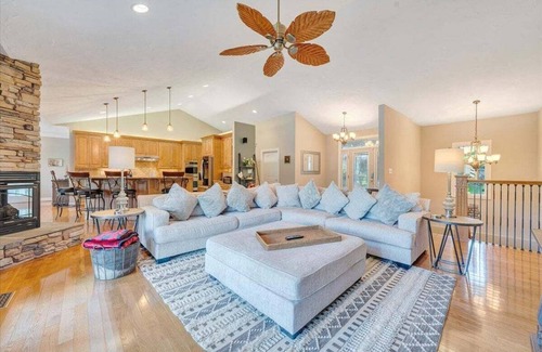 Goodview House | Lakefront, Private Dock, &Hot Tub
