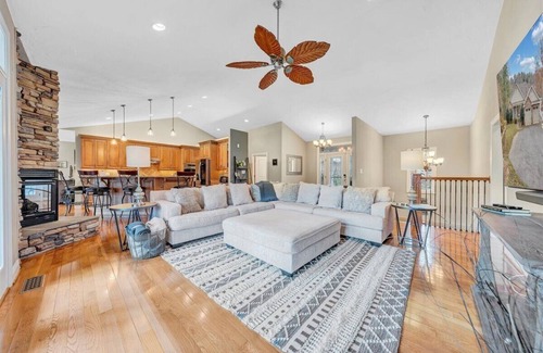 Goodview House | Lakefront, Private Dock, &Hot Tub