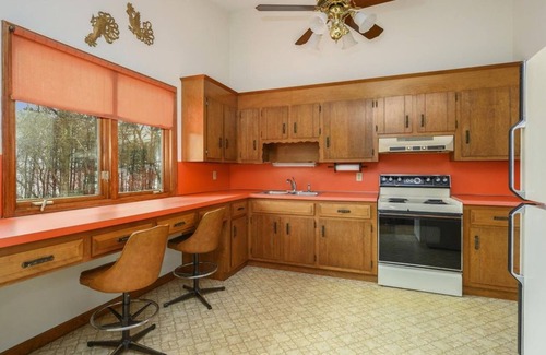 Mashpee House | Lakefront property on John’s Pond. Dock, Bring your boat! Close to Sea to shining Sea bike Path, Close to Mashpee town Beach, Close to great shopping in Mashpee Commons