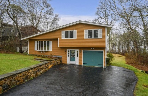 Mashpee House | Lakefront property on John’s Pond. Dock, Bring your boat! Close to Sea to shining Sea bike Path, Close to Mashpee town Beach, Close to great shopping in Mashpee Commons