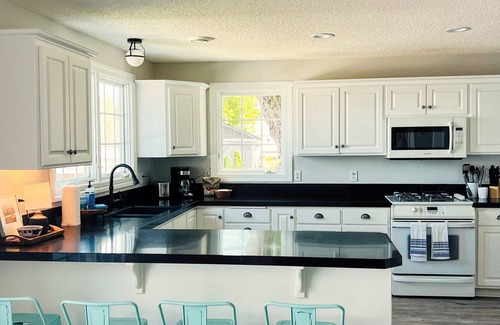 Lindstrom Cottage | Lakefront Retreat 40 minutes from the Cities!
