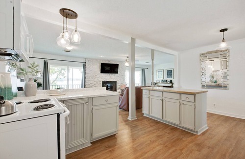 Belton House | Lakefront Retreat Private Lake Access Hot Tub Breathtaking Views