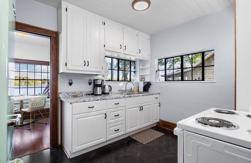 Lupton House | Lakefront Storybook cottage Hot Tub Fireplace 4 bd 2 bath.