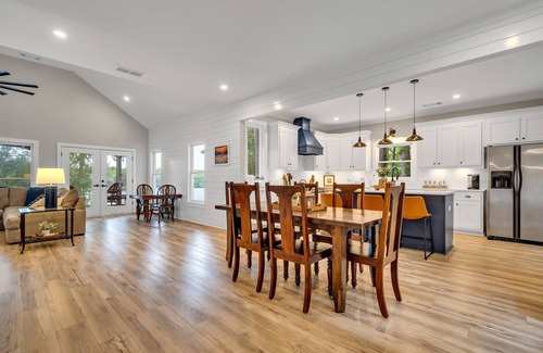 Eatonton House | Lakefront Stunner on Lake Sinclair!