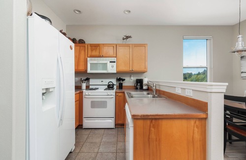 Otis House | Lakefront Townhome with Dock on Devils Lake