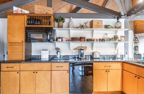 Pinehurst Cottage | Lakefront Treehouse Retreat in Pinehurst – Perfect for Extended Stays