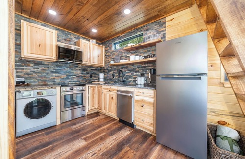 Mid America Cabin | Lakefront Treehouse, private island on Lake Hamilton with hot tub & boat dock!