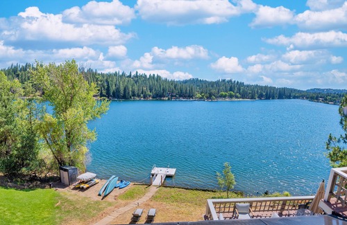 Groveland House | Lakefront Villa (180° view, private dock, boats)