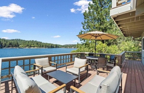 Groveland House | Lakefront Villa (180° view, private dock, boats)