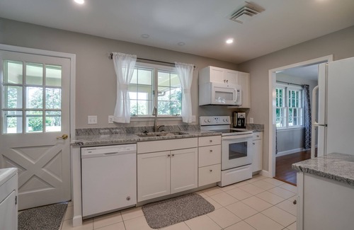 Scottsville House | Lakehouse & Bungalow with beach access