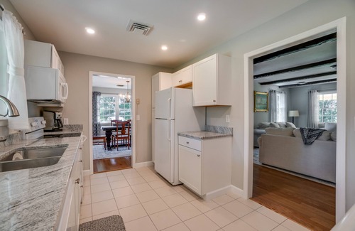 Scottsville House | Lakehouse & Bungalow with beach access