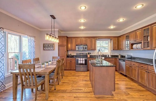 Hiawassee House | Lakehouse, Dock, Hot Tub & Tesla charger. Ideal for entertaining. Pet-Friendly!