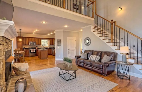Hiawassee House | Lakehouse, Dock, Hot Tub & Tesla charger. Ideal for entertaining. Pet-Friendly!