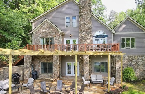 Hiawassee House | Lakehouse, Dock, Hot Tub & Tesla charger. Ideal for entertaining. Pet-Friendly!
