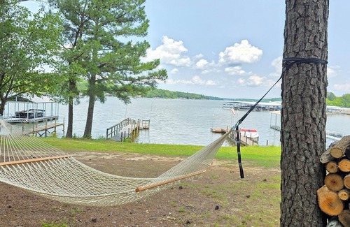 Benton House | Lakehouse on Kentucky Lake-Waterfront/Private dock/Firepit/Gentle slope/firewood