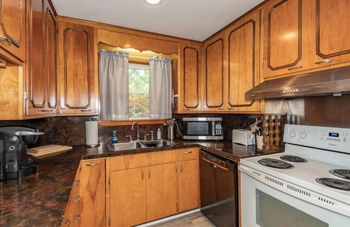 Ashtabula House | Lakehurst Bungalow – Stunning Lake Erie Views & Relaxation Await