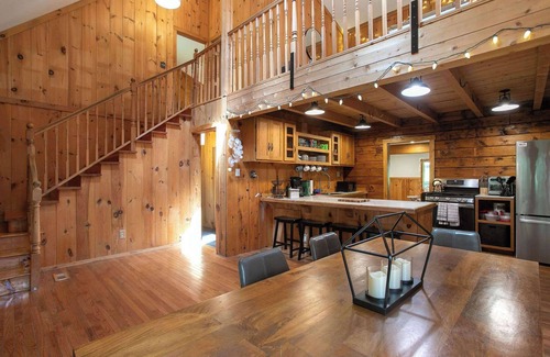 Sherwood Forest House | Lakes & Leisure: Spacious Berkshire Getaway