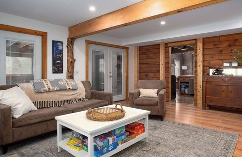 Sherwood Forest House | Lakes & Leisure: Spacious Berkshire Getaway