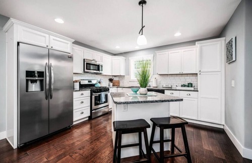 Traverse City House | Lakescape Modern 3BD Townhome Downtown Wineries