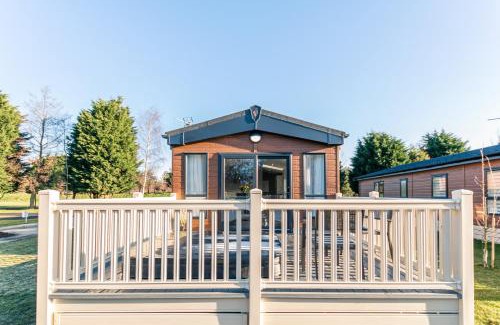 Allerthorpe Cabin | Lakeshore Lodge with Hot Tub