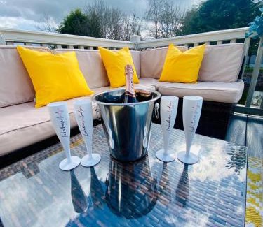 Allerthorpe Cabin | Lakeshore Lodge with Hot Tub