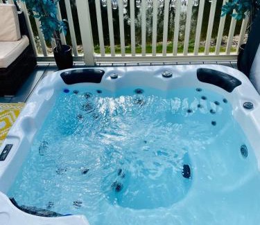 Allerthorpe Cabin | Lakeshore Lodge with Hot Tub