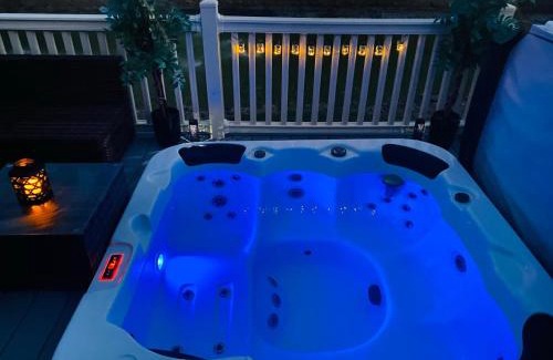 Allerthorpe Cabin | Lakeshore Lodge with Hot Tub