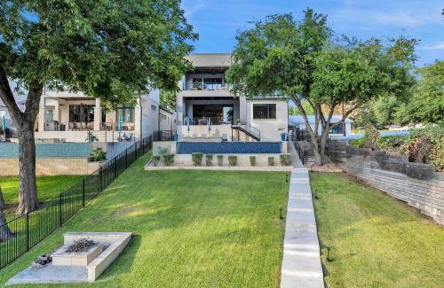 Kingsland House | Lakeshore Retreat with Concierge Services