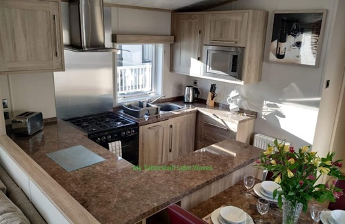 Tattershall Cabin | LAKESIDE 3-bedroom lodge with HOT TUB & FISHING PEG