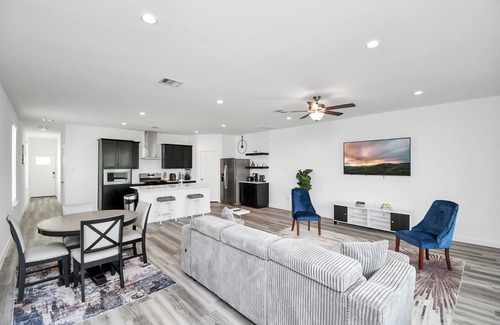 Southeast Houston House | Lakeside 4 Bedroom W/King Bed Near Downtown