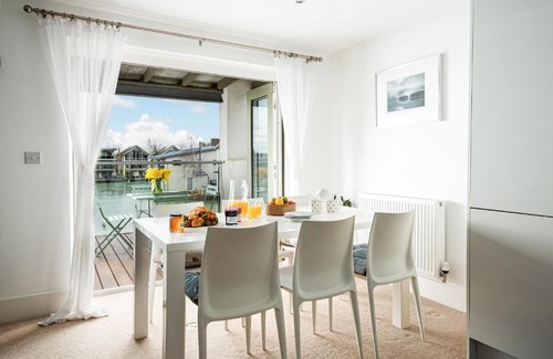Cirencester Apartment | Lakeside apartment with spa access on a nature reserve Hazy Blue HM86