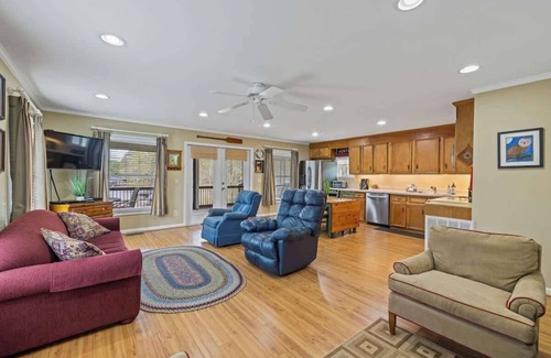 Eatonton House | Lakeside Bungalow, Sleeps 12, Private Dock + More!