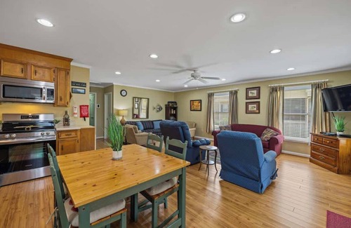 Eatonton House | Lakeside Bungalow, Sleeps 12, Private Dock + More!