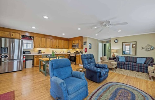 Eatonton House | Lakeside Bungalow, Sleeps 12, Private Dock + More!