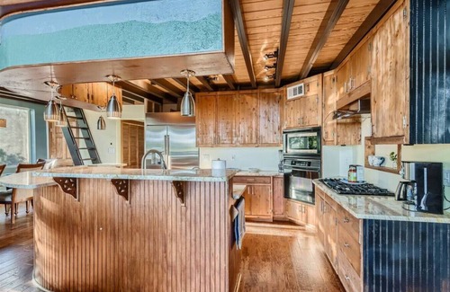 Jonestown House | Lakeside Cabin Spacious Patio/Treehouse Sleeps 12